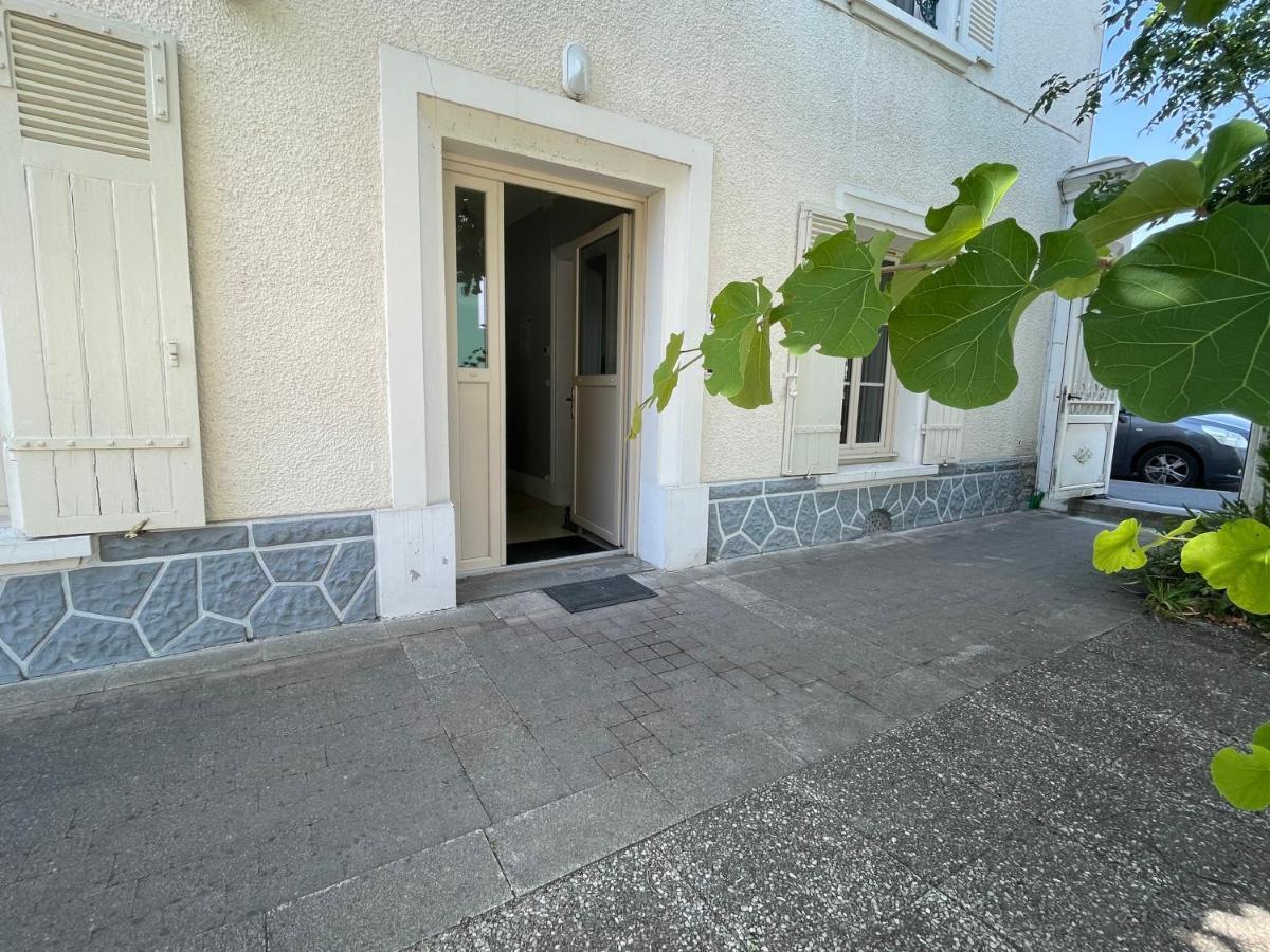 Le Logis De La Place Туар Екстериор снимка