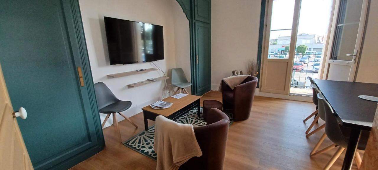 Le Logis De La Place Туар Екстериор снимка